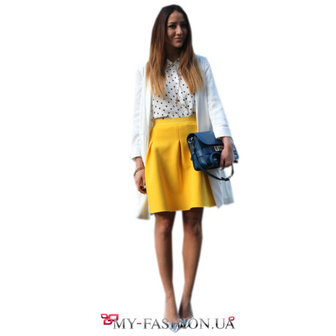 Короткая ярко-жёлтая юбка со складами