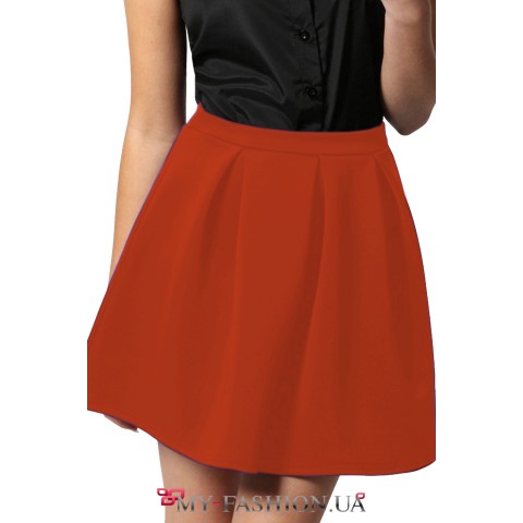 Короткая красная юбка с крупными складками
