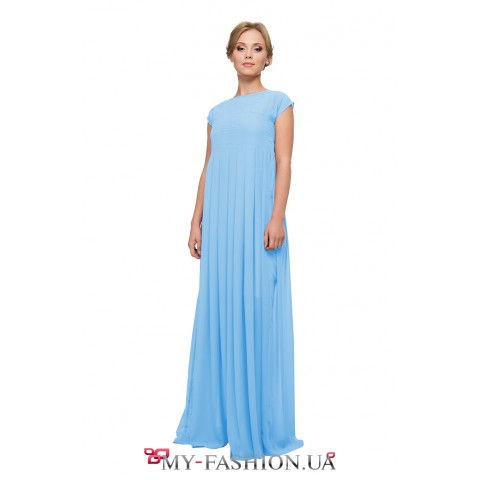 Нежно-голубое платье максимальной длины