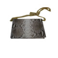 Яркая сумка- клатч из кожи рептилии с золотой цепью