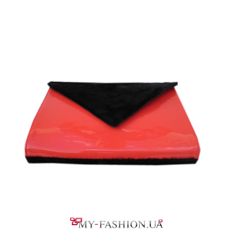 Красный лаковый клатч с мехом