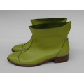 Закрытые салатовые туфли с высоким голенищем