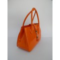 Ярко оранжевая женская сумка с ремешком и кисточкой на двух ручках
