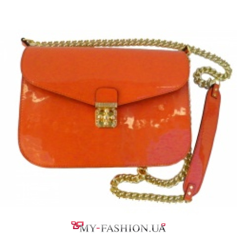 Яркая сумка из натуральной лаковой кожи с декоративной пряжкой
