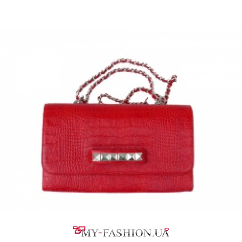 Клатч на цепочке с декорированным ремешком для ладони