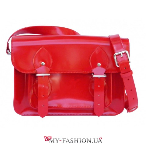 Красная лаковая сумка из кожи