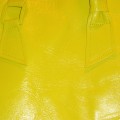 Стильная кожаная сумка ярко-жёлтого цвета