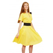 Ярко-жёлтое платье с контрастной брошью