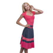 Коралловое трикотажное платье с поясом