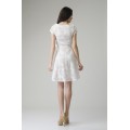 Белое нарядное платье с расклешённой юбкой