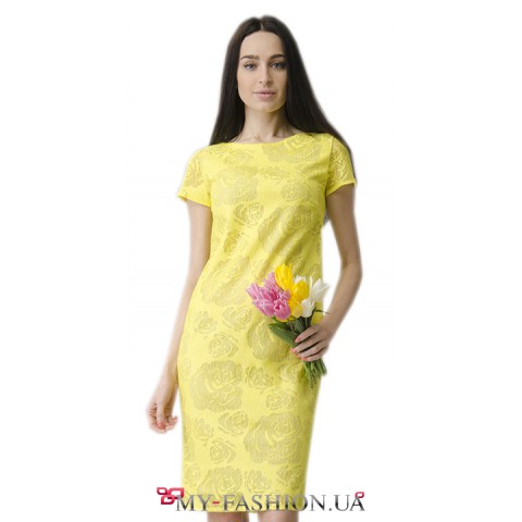 Праздничное платье жёлтого цвета из ажурной ткани