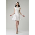 Привлекательное белое платье с пышной юбкой