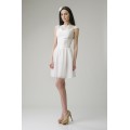 Привлекательное белое платье с пышной юбкой