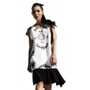 Дизайнерское платье прямого силуэта с авторским принтом