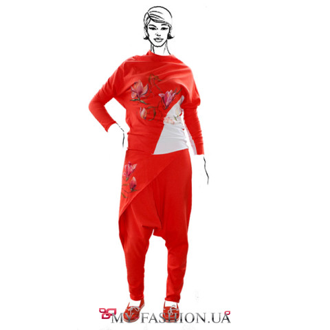Красный женский костюм с белой вставкой на кофте