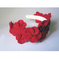 Крупный венок для волос с красными цветами