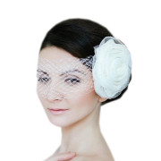 Нежная белая вуаль с крупным цветком