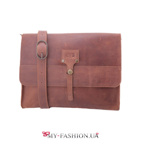 Бежевый кожаный клатч с клапаном и ремнём
