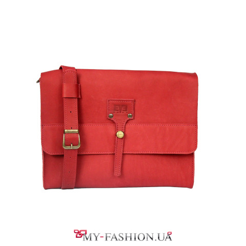 Красный кожаный клатч с клапаном и ремнём