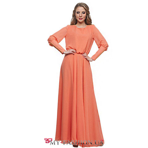 Персиковое платье максимальной длины