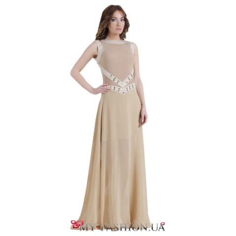 Элегантное длинное платье с металлическим декором на полочке