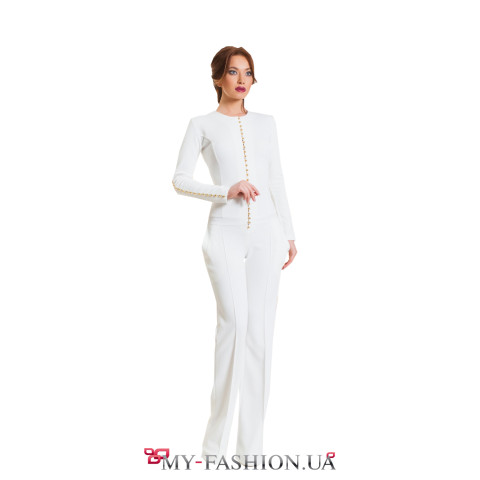 Белый комбинезон с золотыми пуговицами