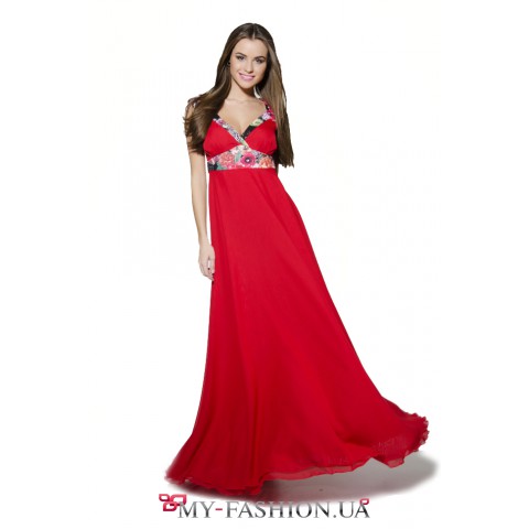 Лёгкое платье красного цвета с длинной юбкой