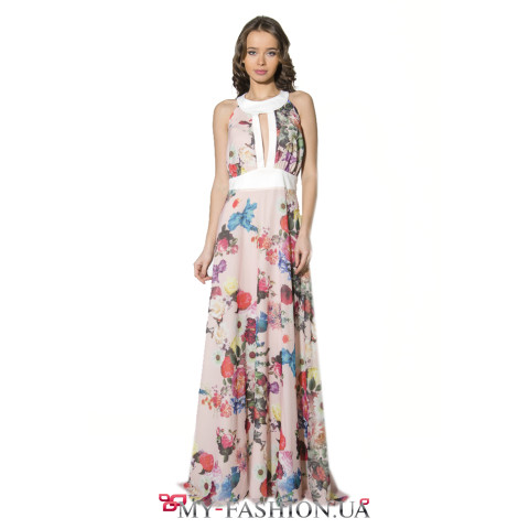 Розовое платье с крупными разноцветными цветами