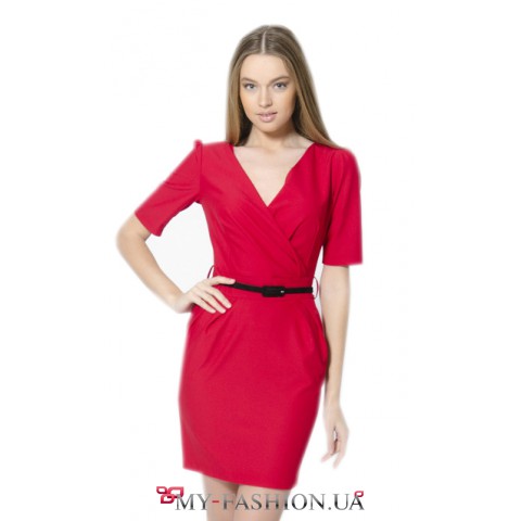 Короткое красное платье с полочкой на запах