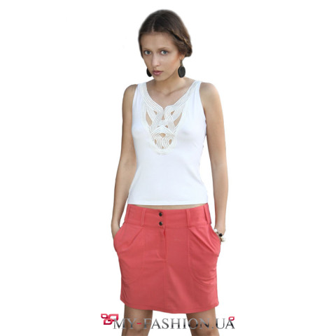Белая майка с декоративной вставкой на груди от