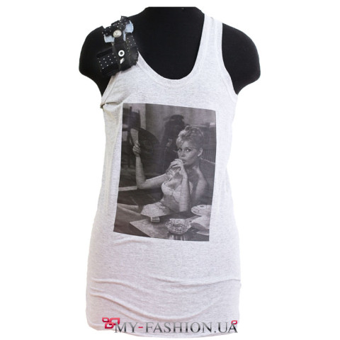 Майка серая прямого кроя с декором