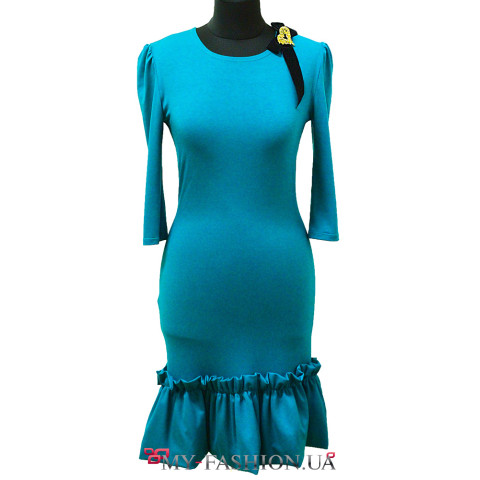 Трикотажное платье с рюшем и брошкой