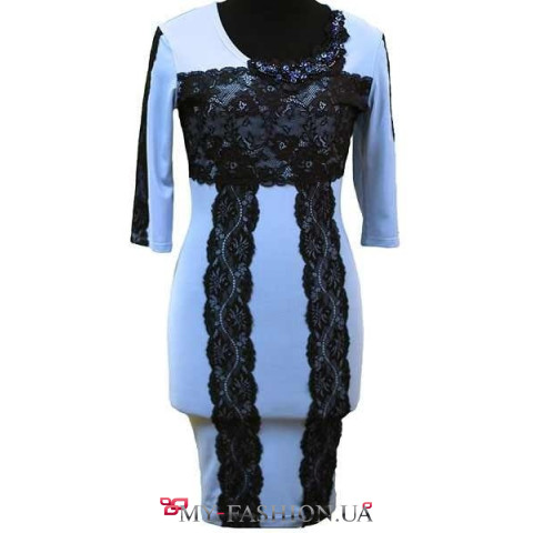 Необычное голубое платье с кружевом