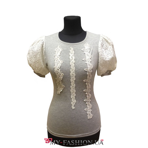 Трикотажная блуза со вставками из гипюра