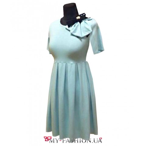 Нежно-голубое трикотажное платье с завышенной талией