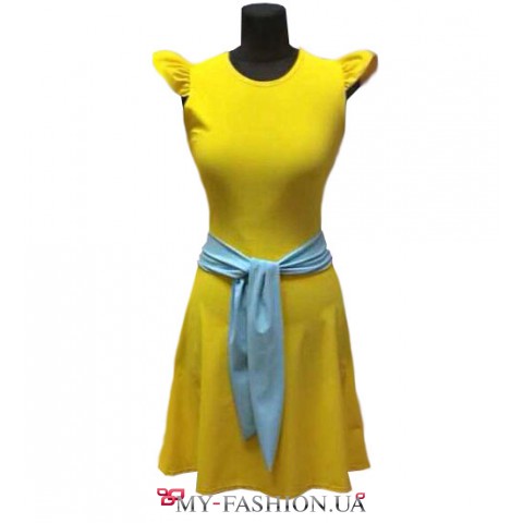 Короткое жёлтое платье с рукавами-крылышки