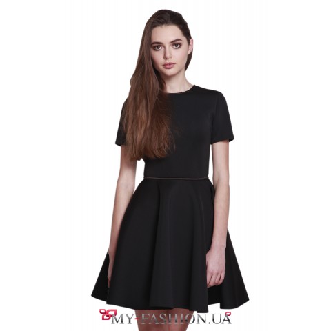 Чёрное короткое платье с пышной юбкой
