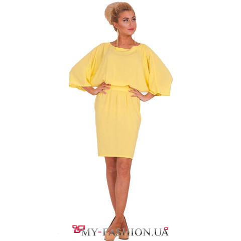 Жёлтое платье с широкими рукавами