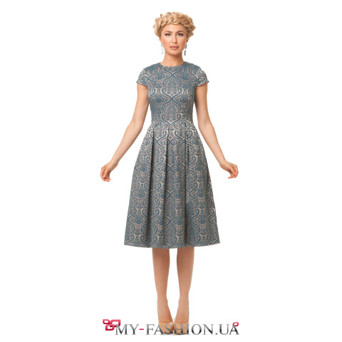 Нежное голубое платье с флористическим рисунком