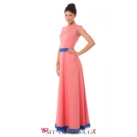 Розовое трикотажное платье с синим кружевом