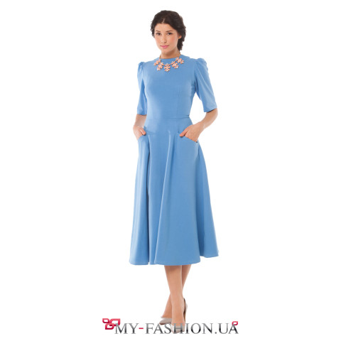 Платье нежно-голубого цвета с небольшими фонариками