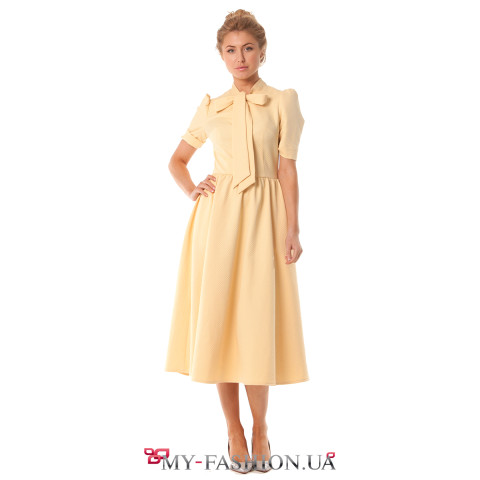 Красивое бледно-жёлтое платье с расклешенной юбкой