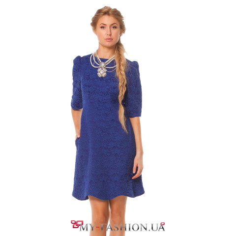 Короткое синее платье с волнообразным срезом юбки