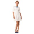 Короткое белое платье с волнообразным срезом юбки