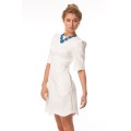 Короткое белое платье с волнообразным срезом юбки