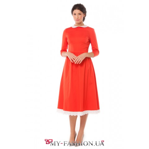 Ярко-красное платье с ажурным воротником и подолом юбки