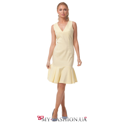 Жёлтое платье обтягивающего кроя с юбкой-воланом Жёлтое платье обтягивающего кроя с юбкой-воланом