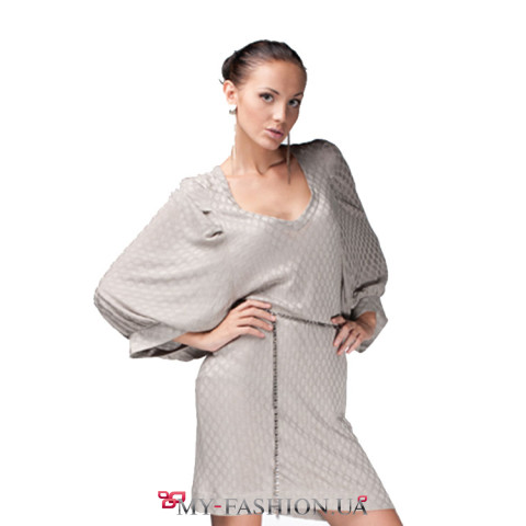 Трикотажное короткое платье с широкими рукавами