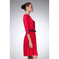 Красное офисное платье приталенного силуэта