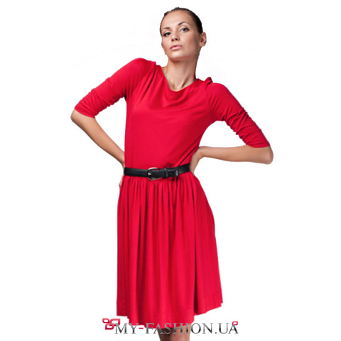 Красное офисное платье приталенного силуэта